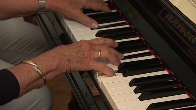 © Ältere Dame spielt Klavier