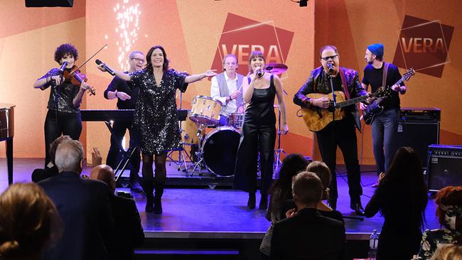 "Vera: Live is Life - 30 Jahre Talkshow": Schick-Sisters & Opus-Band