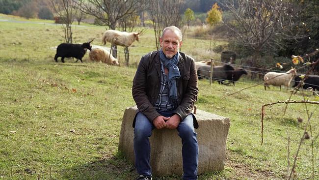 Gery Keszler widmet sich seit Jahrzehnten dem Kampf gegen AIDS. Im Südburgenland hat er sich sein privates Naturparadies geschaffen und kümmert sich liebevoll um seine ungarischen Zackelschafe.