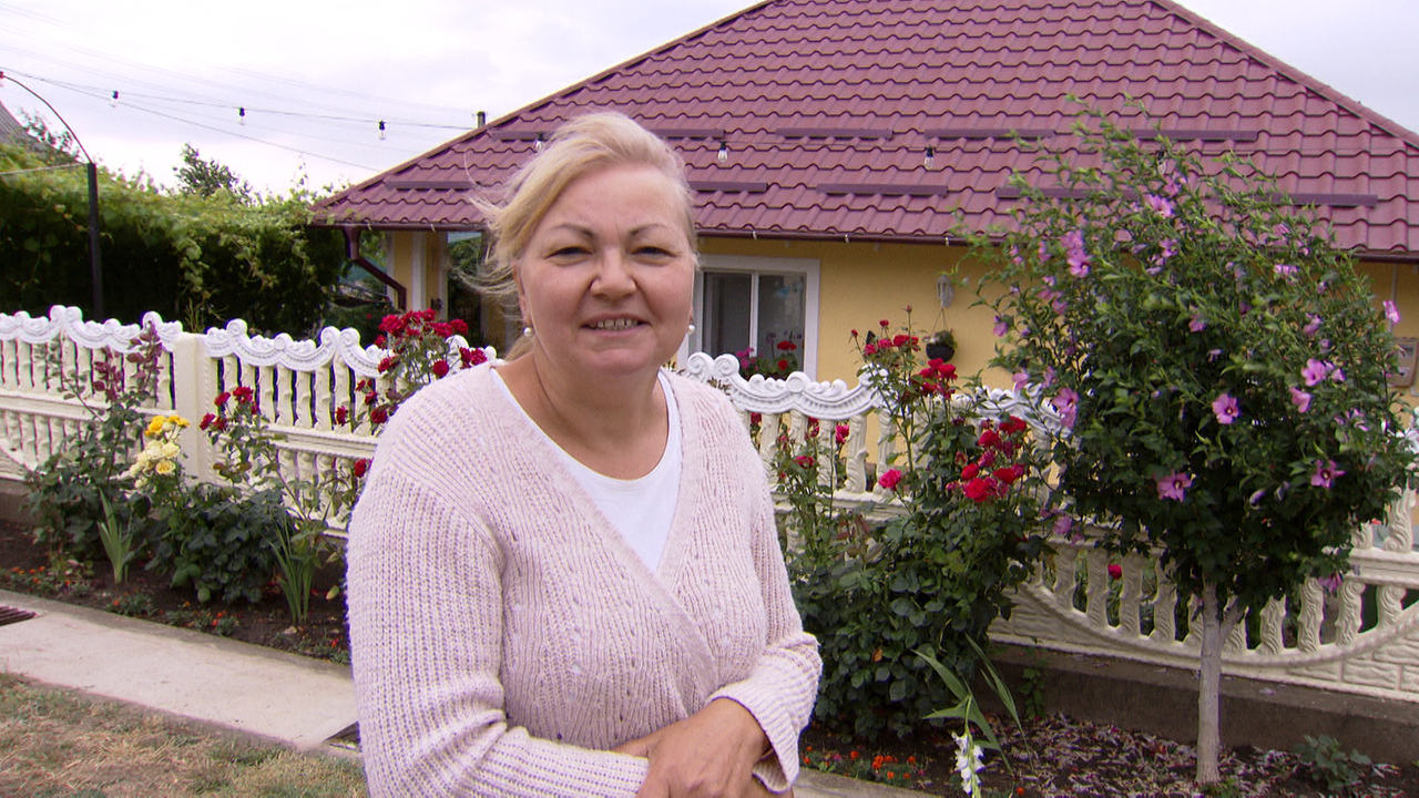 © ORF Aurica vor ihrem Haus