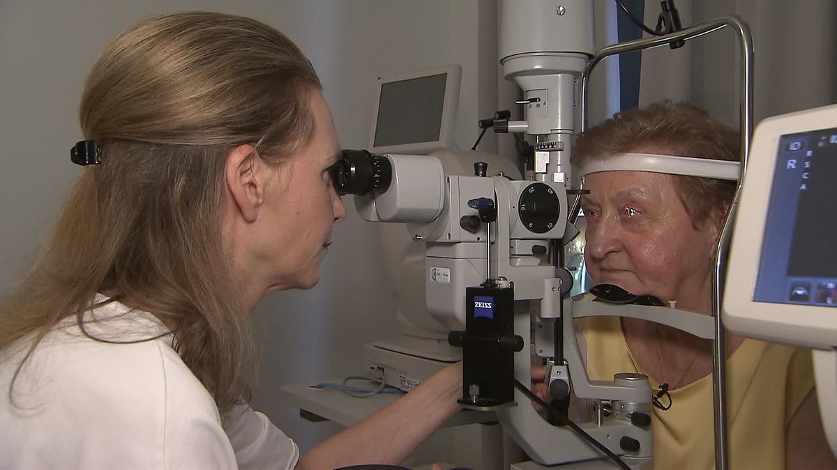 © ORF Ältere Dame bei Augenuntersuchung