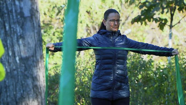 © ORF Frau trainiert mit Terraband in der Natur