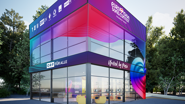 Das moderne ORF-Glasstudio in Kubusform am Rathausplatz mit ORF‑ und Eurovision‑Branding