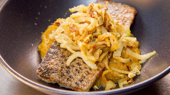 Am Abend in der Grazer Gerüchteküche: Saibling mit Kürbispüree und Fenchel