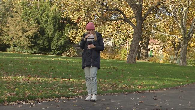 © ORF Junge Frau hat ihr Kind im Arm und steht dabei im Freien