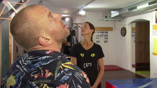 Trainer zeigt Nackenübungen vor