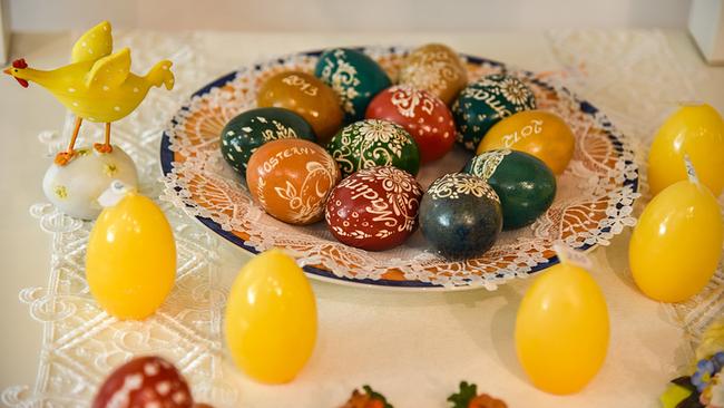 Bemalte Ostereier und Kerzen in Eierform aus Schwaz