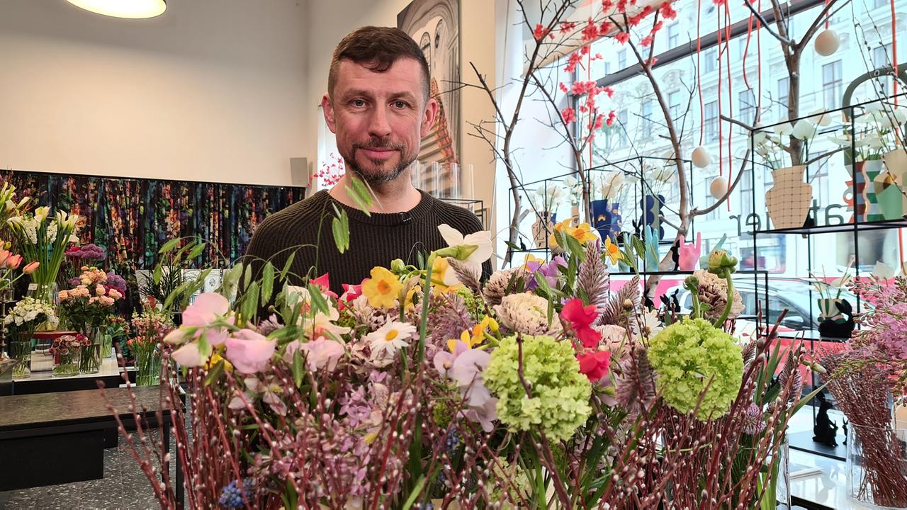Andreas Bamesberger, Gärtner und Florist, ist einer der bekanntesten Floristen in Wien. Er dekorierte regelmäßig den Life Ball und er ist u.a. für den Blumenschmuck im traditionsreichen Hotel Sacher zuständig.