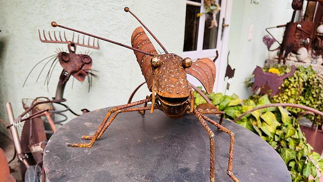 Manfred Ploi schenkt altem Eisen neues Leben: Aus Metall-Schrott, der ansonsten auf dem Müll landen würde, fertigt er Schmetterlinge, Libellen, Schnecken oder auch Käfer