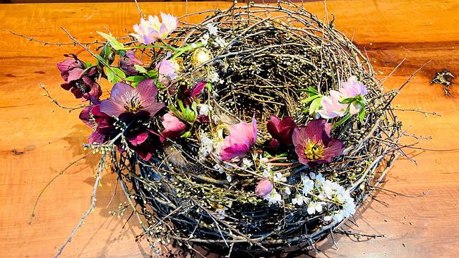 Frühlingsarrangement von Monika Krois – aus Schneerosen, blühenden Zweigen, der blauen Mirabelle, sowie mit Blattgold verzierten Eierschalen