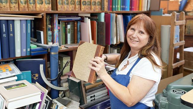 Buchbinderin Christine Weiner widmet sich täglich dem bedruckten Papier in Buchform