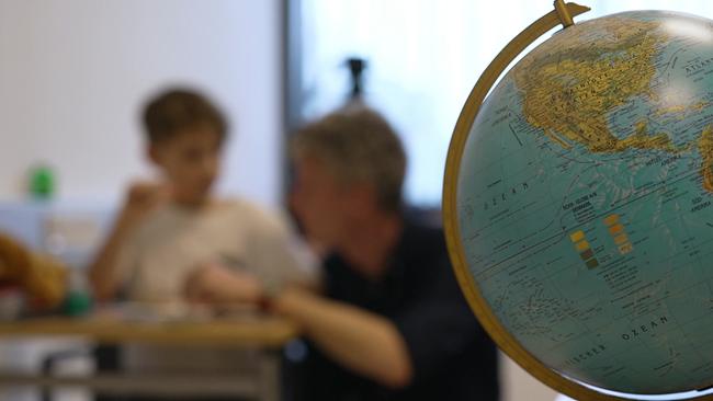 © ORF Kind und Erwachsene verschwommen im Hintergrund. Globus im Vordergrund