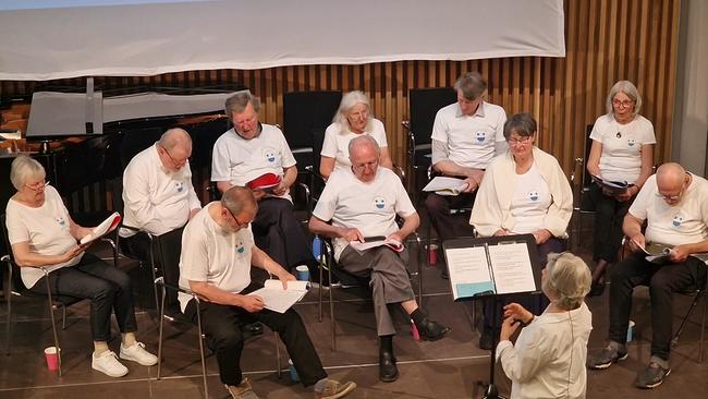 © ORF Ältere Menschen sitzen bei einer Chorprobe