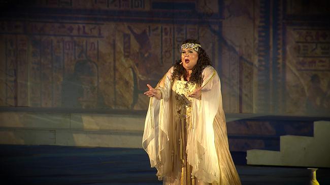 Leah Crocetto in der Titelrolle der Aida im Kostüm auf der Bühne