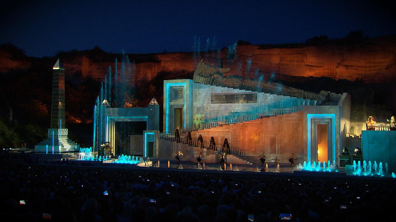 Das opulente Bühnenbild von AIDA in der Oper im Steinbruch