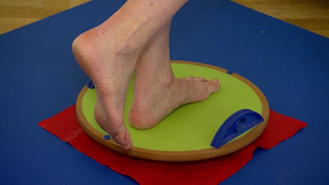 © ORF Füße einer Person stehend auf einem Balanceboard.