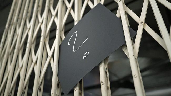 © ORF Scherengittertür mit Zettel mit Fragezeichen