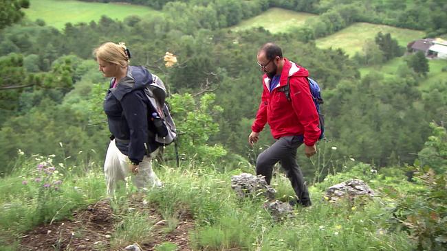 ein Mann und eine Frau in der Natur beim wandern