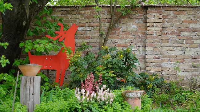 Einen fabelhaften Garten hat Martina Pürkl in Mistelbach geschaffen. Der Hausgarten mit Gemüsegarten und Schuppen wurde nach Feng Shui angelegt