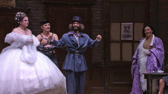 © ORF Tom Neuwirth als Frosch mit Ensemble / Fledermaus 2026 Volksoper