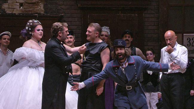 Tom Neuwirth als Frosch mit Ensemble / Fledermaus 2026 Volksoper