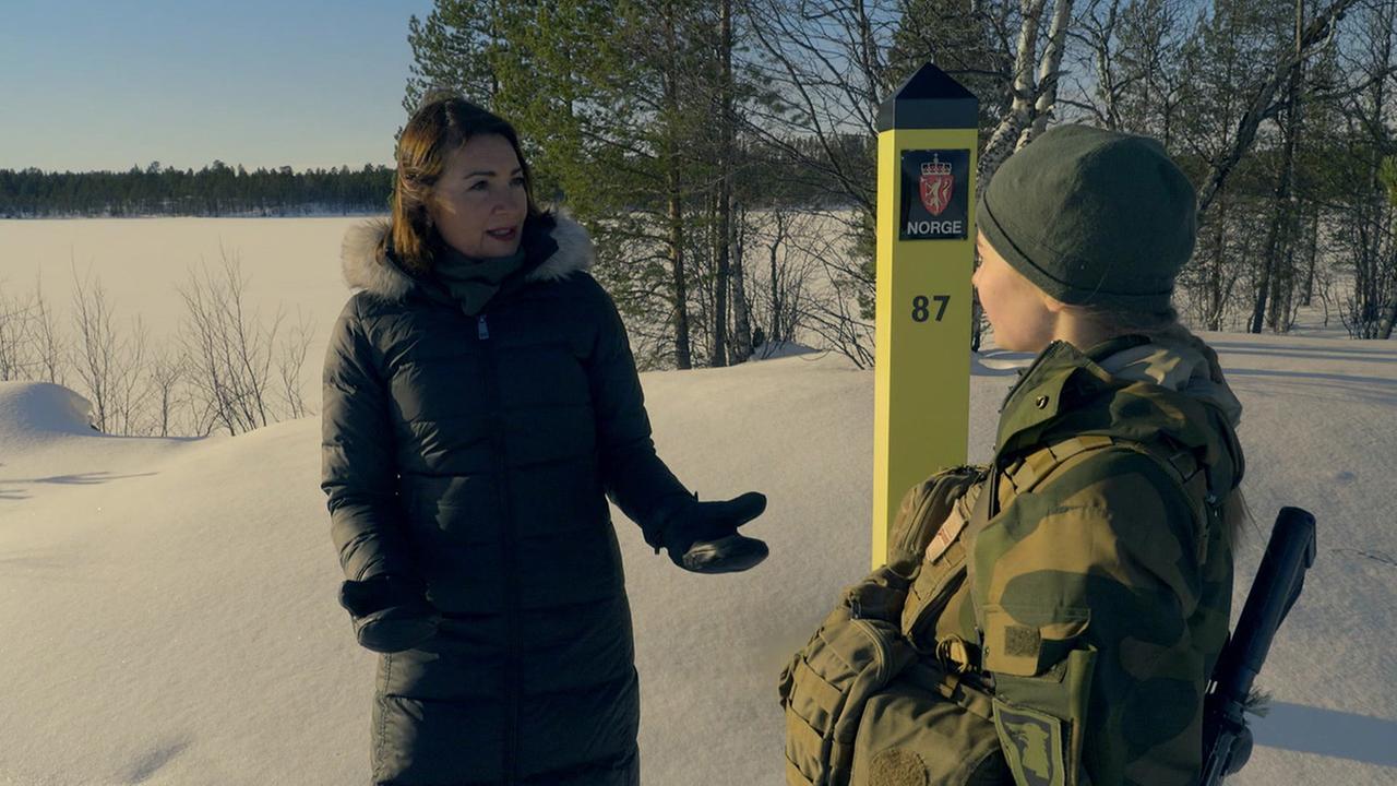 Reporterin Katya Adler begleitet die Soldatin Alva Niklasson bei ihrer Patrouille entlang der Norwegisch-Russischen Grenze.