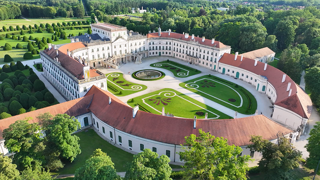 Schloss Esterházy in Fertöd aus der Luft