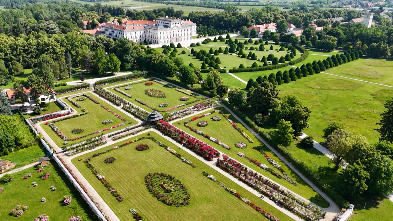 Die Schlossanlage von Fertöd mit französischem Garten von oben