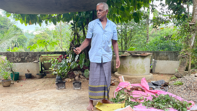 © Benedict Feichtner/ORF Peiris Wedamahattaya, 73, bewahrt uraltes ayurvedisches Wissen in handgeschriebenen Manuskripten und behandelt in seiner Hütte am Rand des Sinharaja-Regenwalds.
