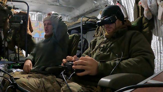© ABC/Journeyman/ORF zwei ukrainische Soldaten die vom Bunker aus Drohnen steuern