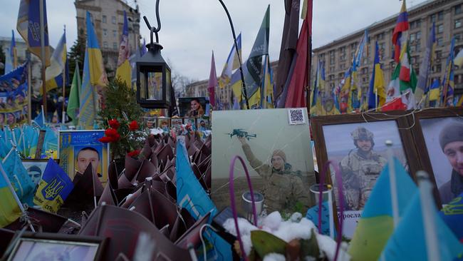 Gedenkbilder von gefallenen ukrainischen Soldaten mit ihren Drohnen