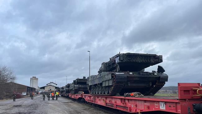 © Autentic/ORF mehrere Panzer die mit einem Zug transportiert werden