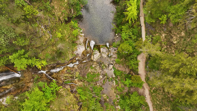 © ORF NÖ Ein Ausschnitt der "Via Aqua" von oben - Landschaft mit Wasser und Weg aus der Vogelperspektive