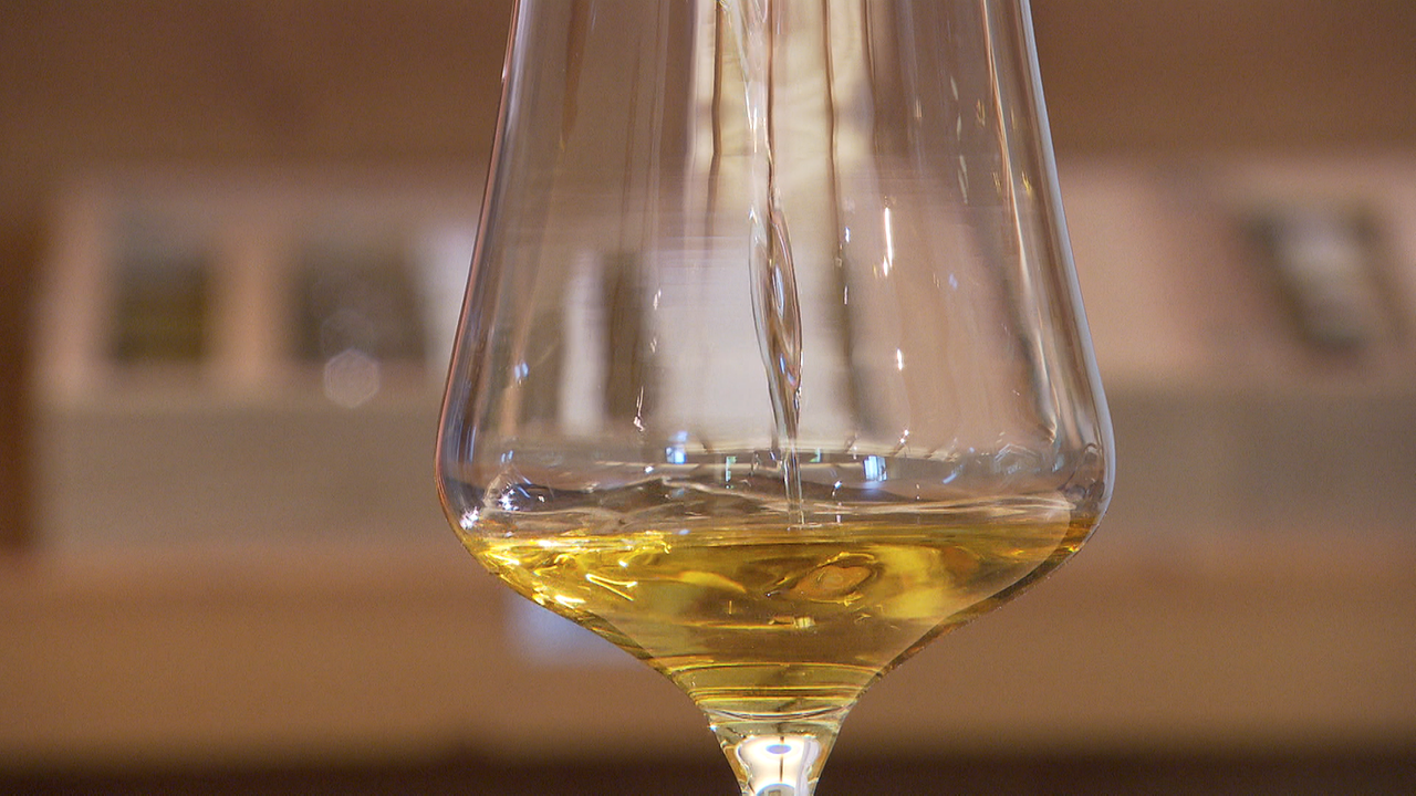 Ein Glas gefüllt mit Welschriesling