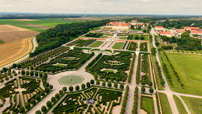© ORF NÖ Schloss Hof mit dem prunkvollen Garten im Vordergrund, Blick von oben
