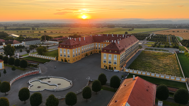 © ORF NÖ Schloss Hof im Sonnenuntergang, Blick von oben