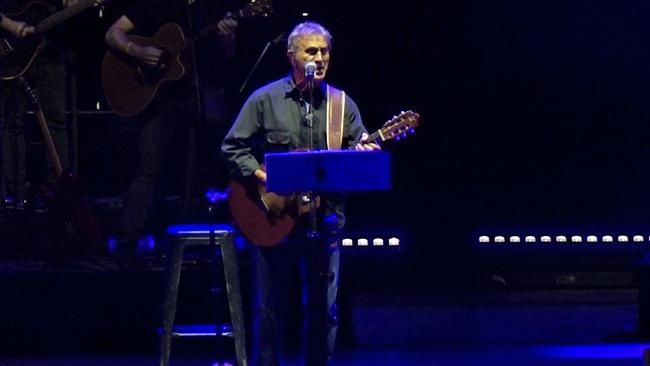Giorgos Dalaras singend