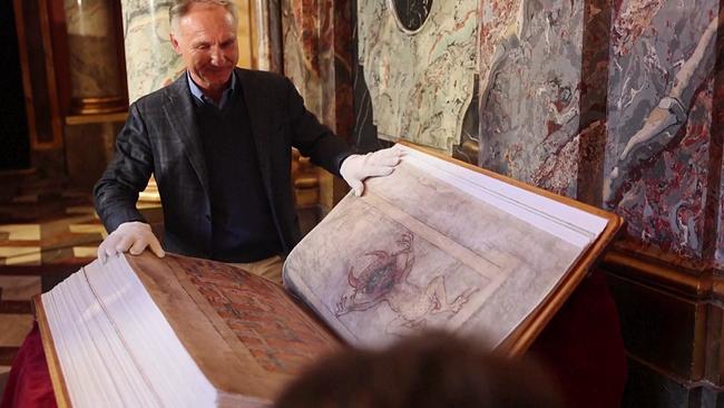 Dan Brown bei historischem Buch