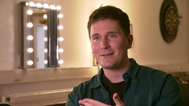 Hosea Ratschiller in der Garderobe beim Interview