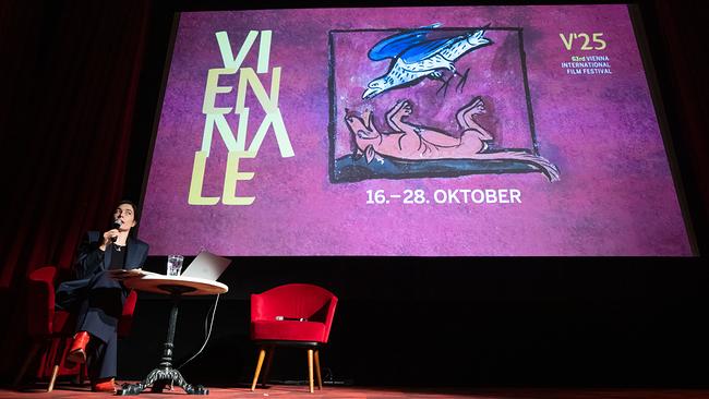 Viennale Plakat 2025 - gezeichnetes Sujet: Vogel über auf Rücken liegendem Hund
