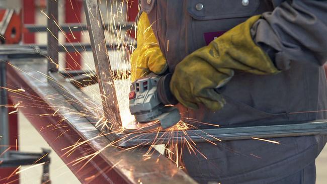 © ORF Funkensprühender Metallschleifer