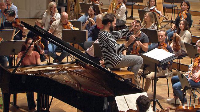 © ORF Petr Popelka dirigierend bei Probe mit Wiener Symphonikern