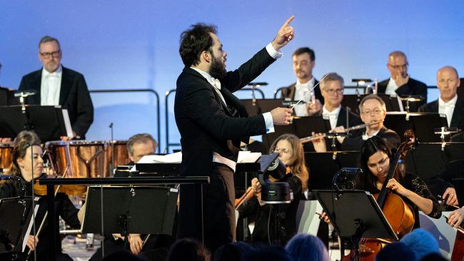 © APA/AFP/JOE KLAMAR Petr Popelka dirigiert Wiener Symphonikern