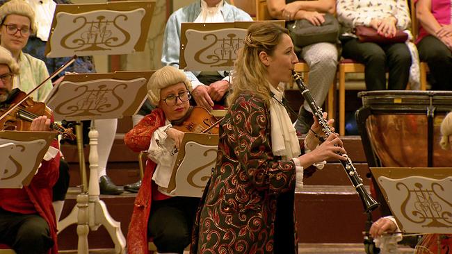 © ORF Andrea Götsch spielt im historischem Kostüm mit Orchester Klarinette