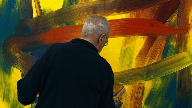 © Piffl Medien GmbH Gerhard Richter malt abstrakt mit Rücken zur Kamera
