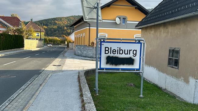 © APA/POLIZEI KÄRNTEN Das Ortschild von Bleiburg mit der verschmierten slowenischen Ortsbezeichnung