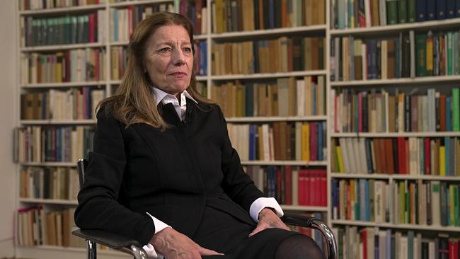 © ORF Ursula Krechel im Interview vor Bücherregal