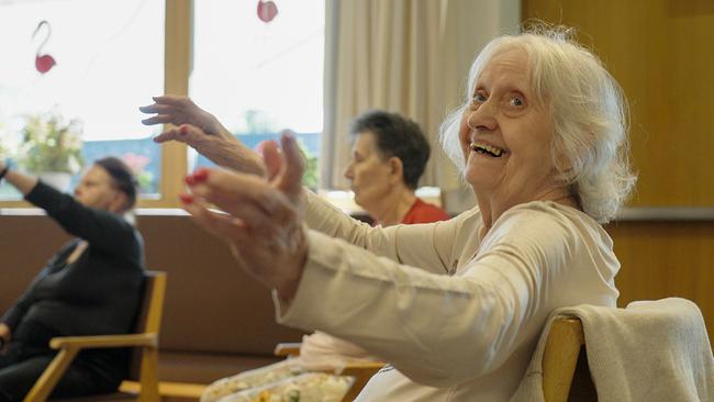 © Good Media Solutions Heimbewohnerin der Pflege Liesing bei „Tanzen gegen Demenz“
