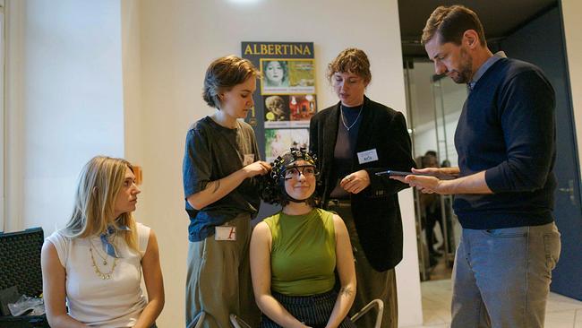 © Good Media Solutions - Prof. Matthew Pelowski von der Univ. Wien und sein Team bei der Erfassung der Hirnaktivität von Museumsbesucher:innen in der Albertina für das ARTIS Projekt