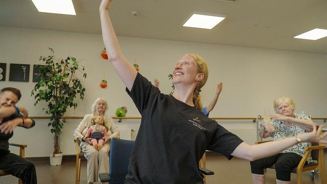 © Good Media Solutions Katy Geertsen, Tänzerin, Tanzlehrerin, Gründerin von Arts for Health Austria, bei „Tanzen gegen Demenz“ in der Pflege Liesing